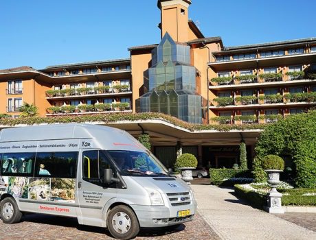 bus seniorenautovakanties bij een hotel