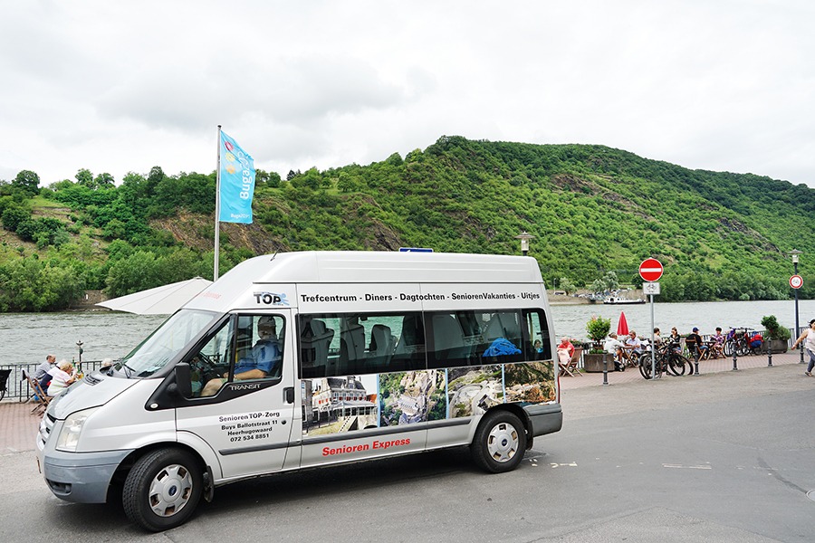 minibus van seniorenautovakantie op locatie voor een vakantie