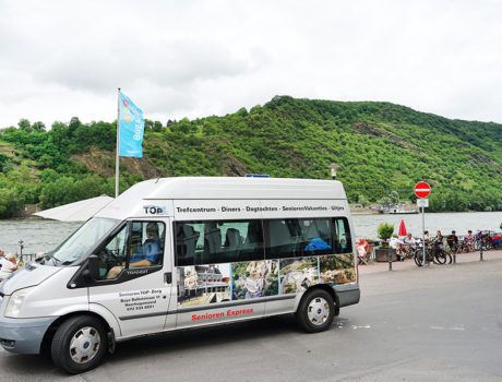 minibus van seniorenautovakantie op locatie voor een vakantie