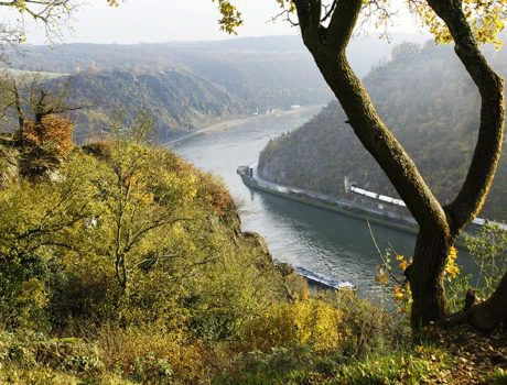 uitzicht onderweg op een rivier en bergen, autorit met seniorenautovakanties