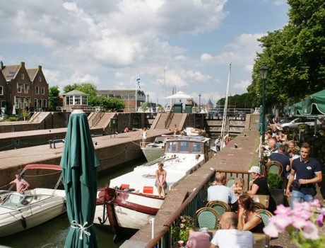 plaats bij een sluis, seniorenautovakanties tijdens een busrit