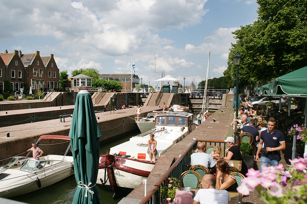 plaats bij een sluis, seniorenautovakanties tijdens een busrit